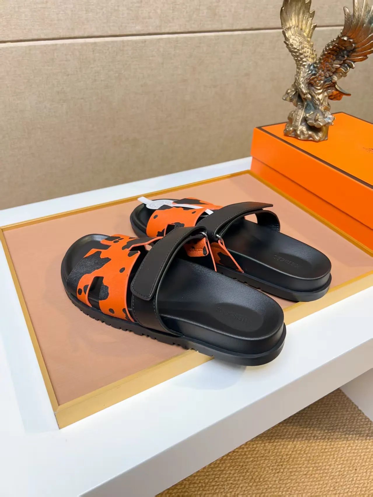 Men's clothing and shoes 💰340 💅💅💅 new arrival. Hermes Hermes official website latest counter synchronized new oran color leather H slippers, the original Paris version flew back to the original model and opened the mold to make it perfectly🍌The highest quality Sincerity, you can enter and leave the counter at will [Deyi] The upper is made of original customized  colored palm prints, crocodile print, ostrich print, colored cow leather, colored cow suede, 🤔 horse hair, 🥳 colored diamonds, 🥰 3D printing, and other genuine leather slippers, imported cow pattern foot pad lining, Italian  latest original genuine leather combination outsole Code number: 38-48 (customized at 46.47.48) Can be made into picture combination sole with genuine leather pattern and ordinary molded outsole